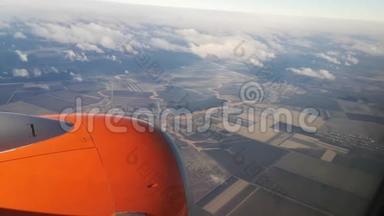 乘飞机飞越乌克兰的田野----从窗口观看